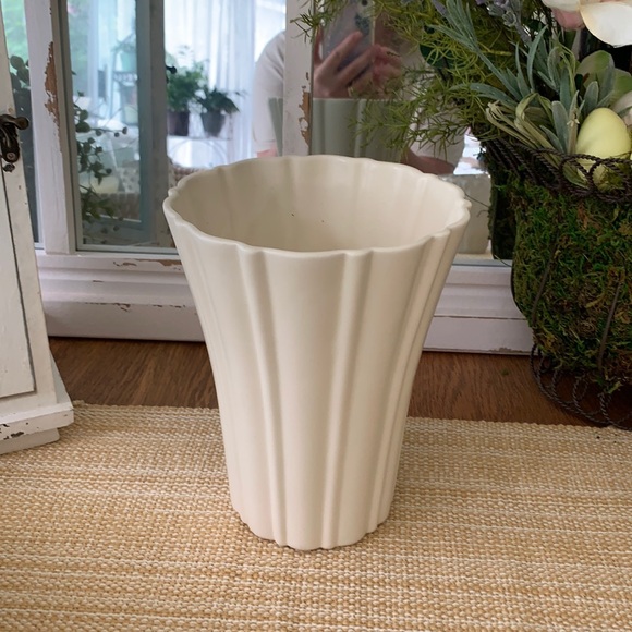 Haeger White Pottery Vase - Excellent